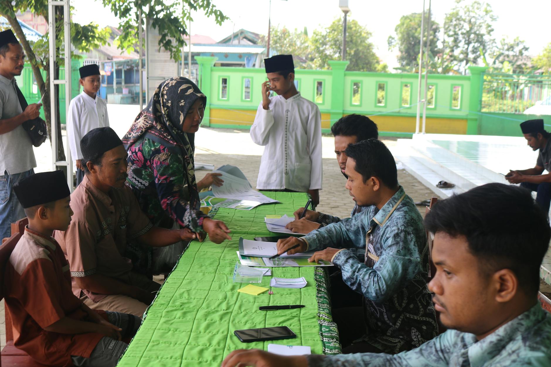 Gambar berita terbaru tentang penangkapan oleh pihak berwenang dengan wajah tersangka yang tidak ditampilkan untuk melindungi privasi