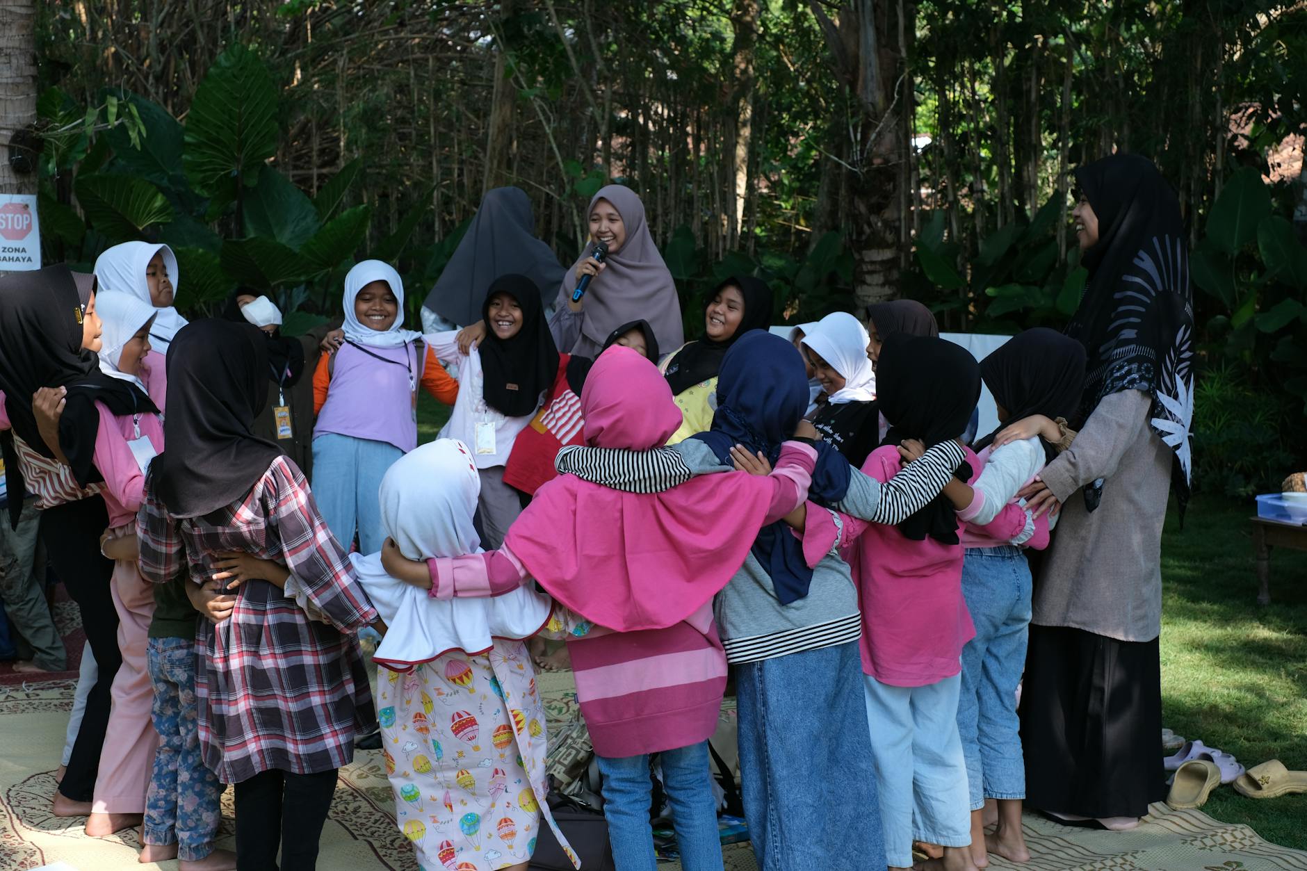 Foto warga berpartisipasi dalam acara komunitas setempat untuk mempromosikan kebersamaan dan kepedulian sosial di lingkungan sekitar