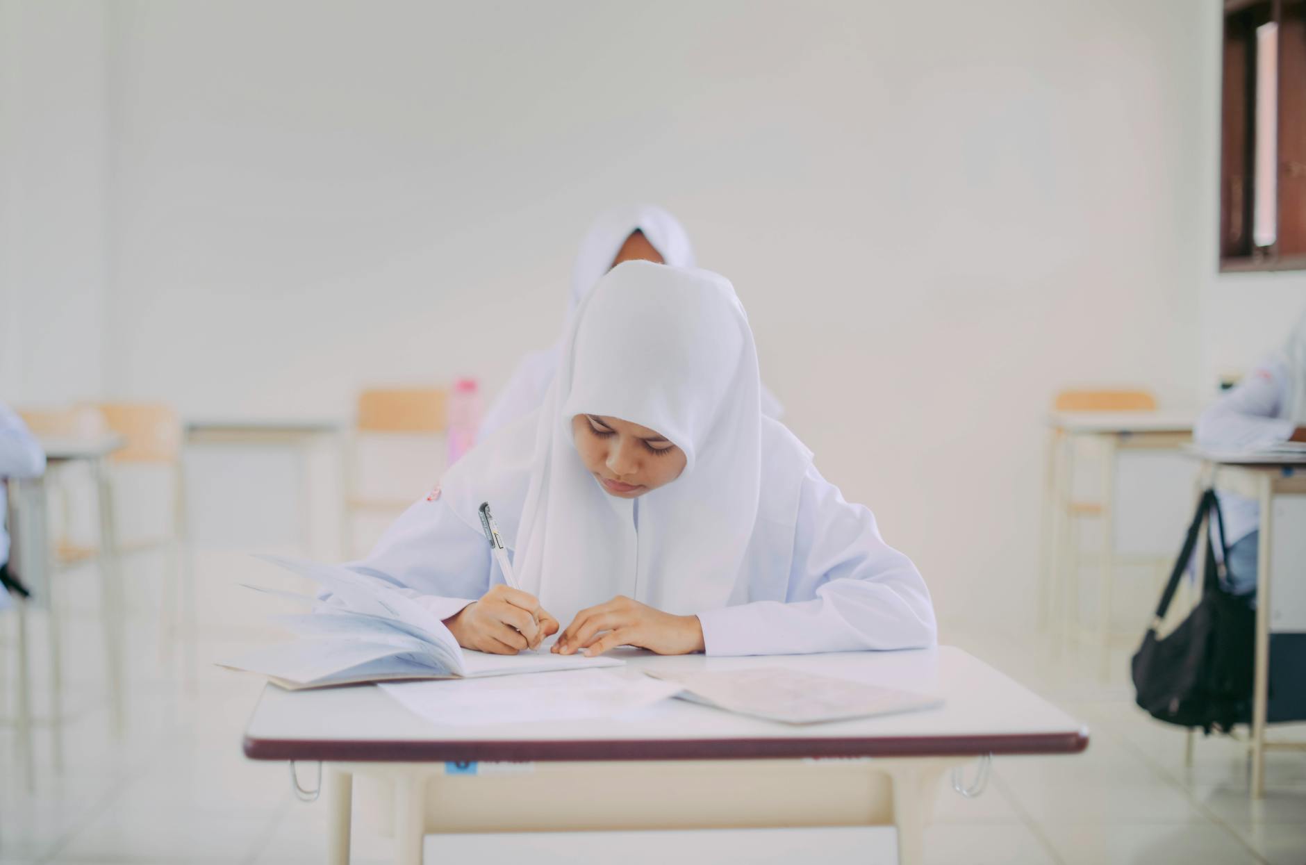 Gambar berisi informasi sekolah hari ini dengan berbagai kegiatan dan acara yang sedang berlangsung di lingkungan sekolah