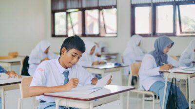 Gambar program sekolah terbaru dengan siswa dan guru yang terlibat dalam kegiatan pembelajaran inovatif dan menyenangkan