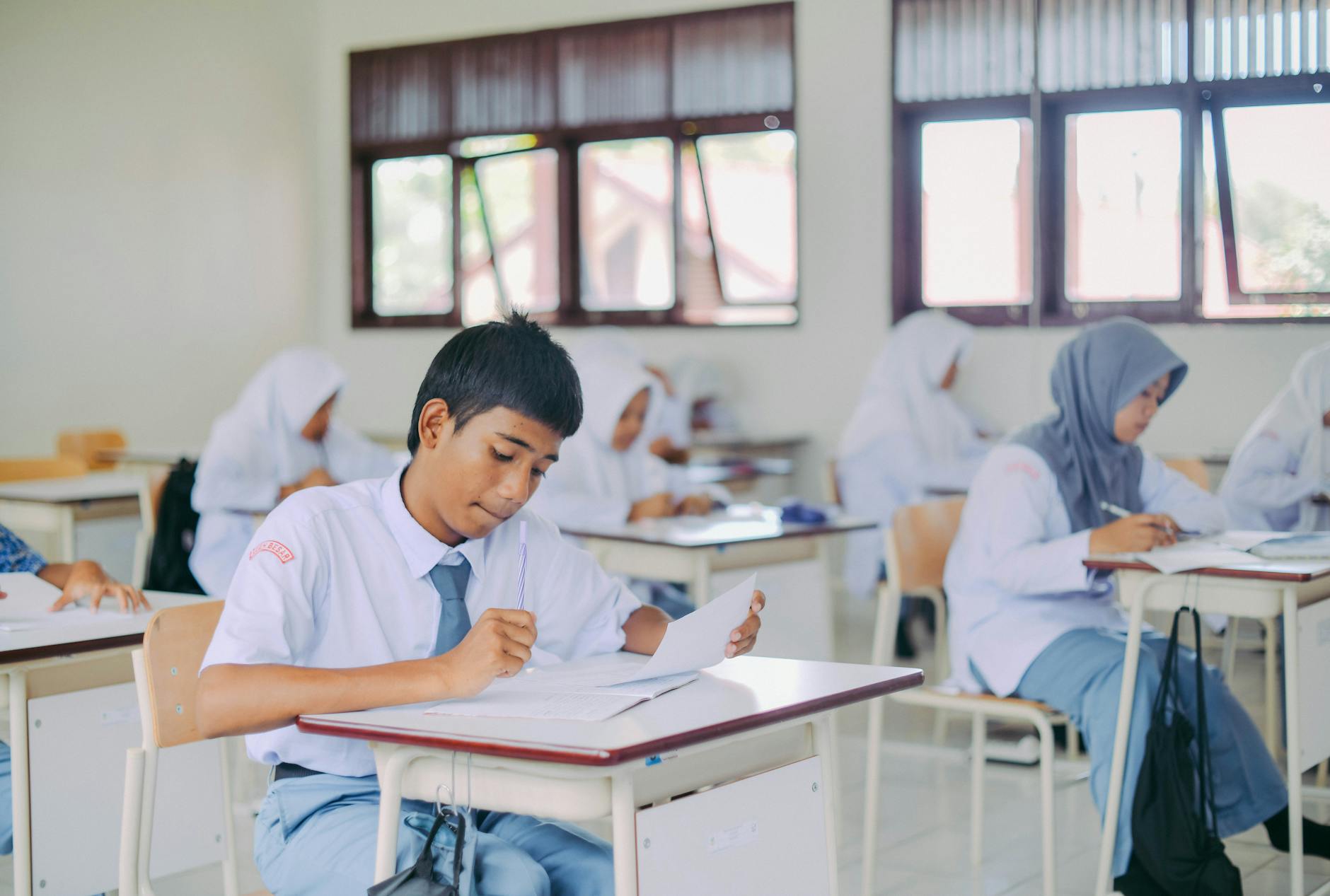 Gambar program sekolah terbaru dengan siswa dan guru yang terlibat dalam kegiatan pembelajaran inovatif dan menyenangkan