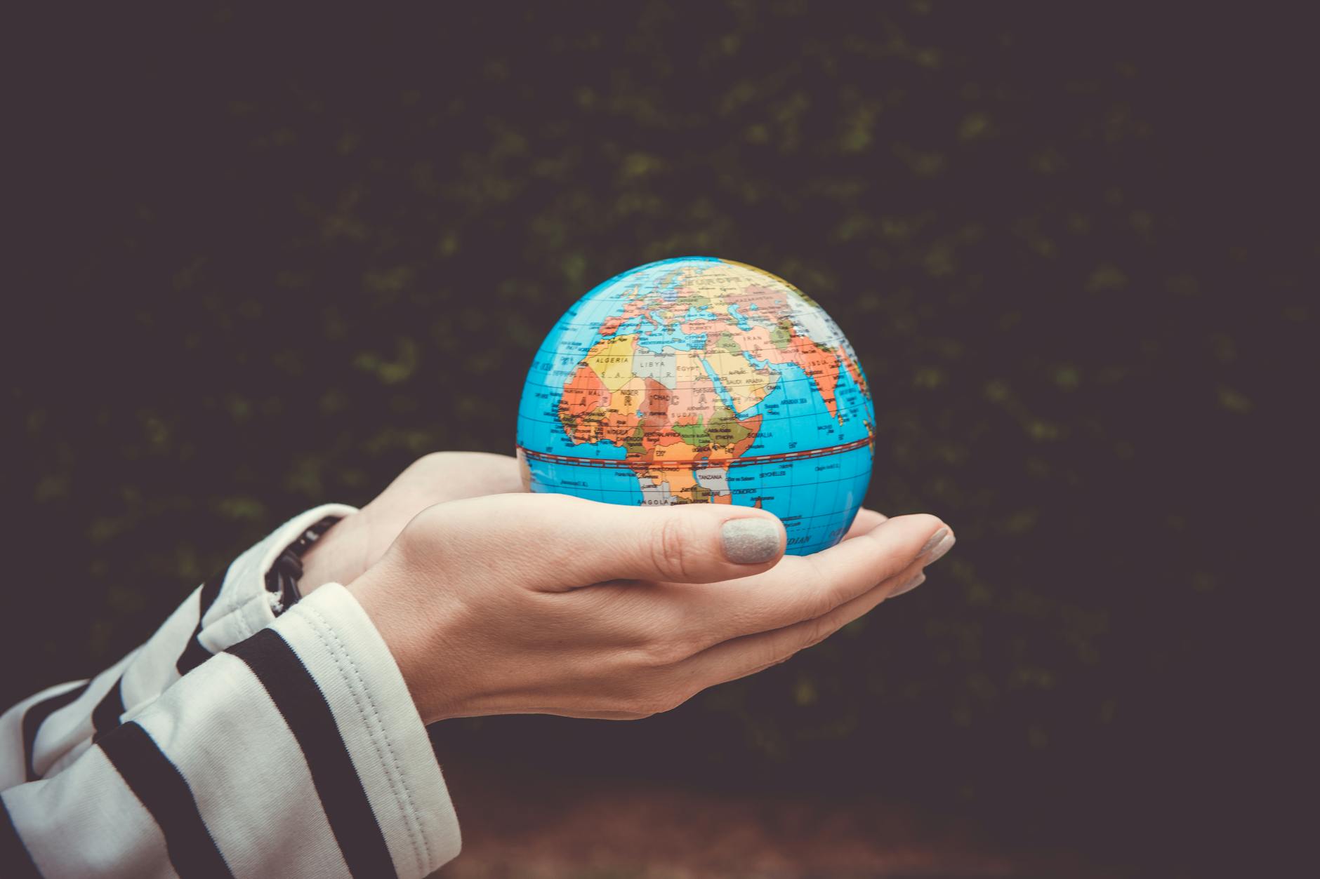 Berikut kalimat alt text gambar SEO untuk peristiwa global terbaru: Gambar berita terkini peristiwa global terbaru dari seluruh dunia
