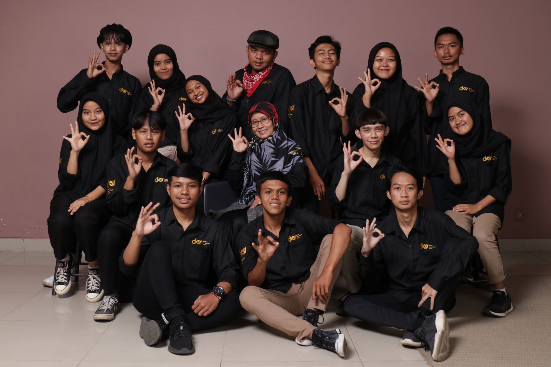 Foto mahasiswa sedang berdiskusi di kampus universitas terkemuka dengan latar belakang gedung perkuliahan yang modern dan fasilitas pendukung yang lengkap