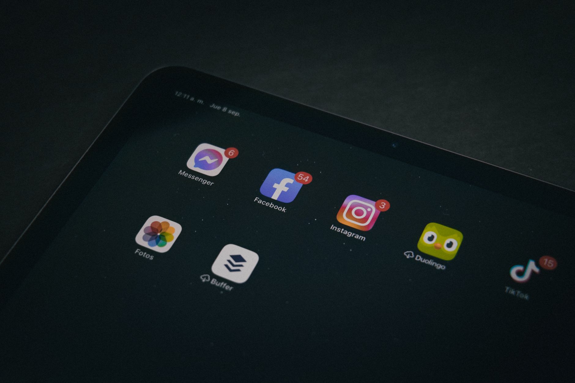 Gambar ilustrasi media digital terkini dengan berbagai perangkat seperti smartphone tablet dan laptop terhubung dengan internet untuk mengakses informasi dan layanan online terbaru