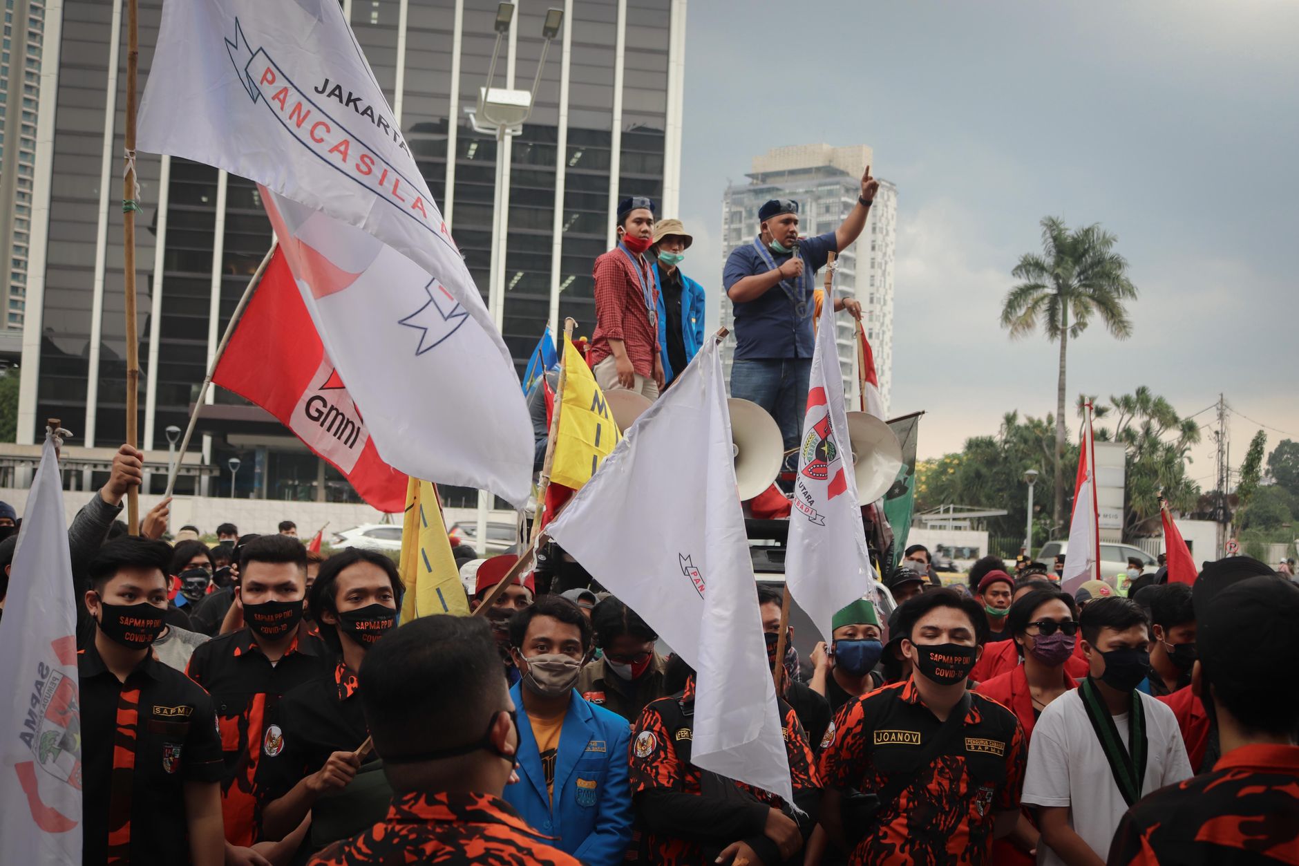 Gambar warga negara sedang membahas isu politik nasional dengan serius dan antusias di depan gedung parlemen
